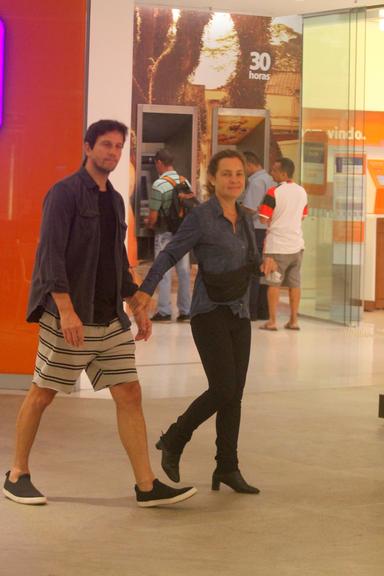 Caio Blat conversando com Adriana Esteves e Vladimir Brichta em shopping no RJ (Foto: AgNews)