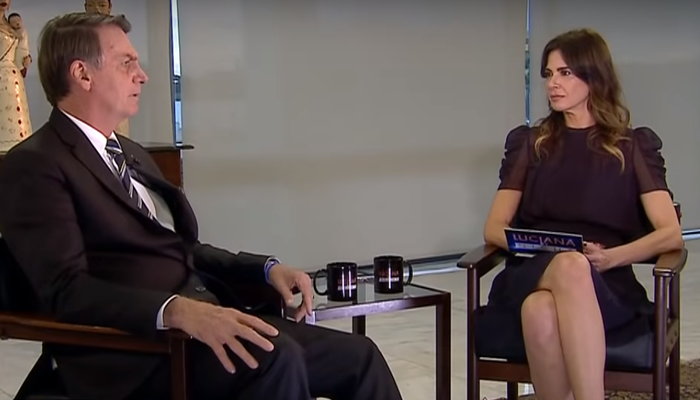 Luciana Gimenez e Jair Bolsonaro durante entrevista (Foto: Reprodução/RedeTV)