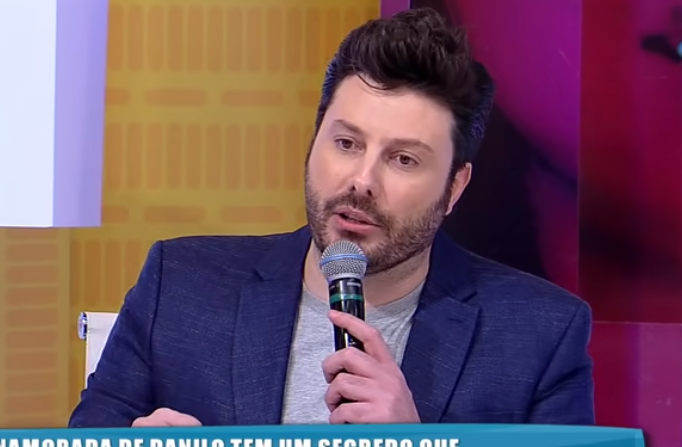 Danilo Gentili do SBT ficou em choque com segredo da namorada em participação na RedeTV! (Foto: Reprodução/ RedeTV!)