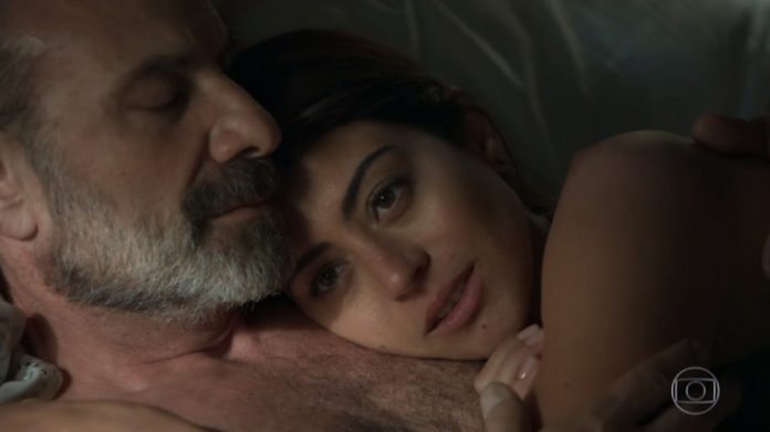 Elias (Marcos Ricca) vai para cama com Helena em Órfãos da Terra, novela das seis da Globo 