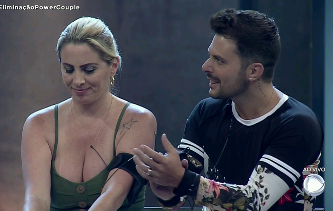 Antes de ser eliminada, Faby e seu marido protagonizaram um barraco no Power Couple em noite de eliminação (Foto: Reprodução)