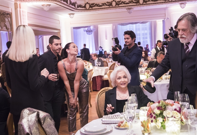 Vivi Guedes (Paolla Oliveira) com sua família no leilão em A Dona do Pedaço (Foto: Globo/João Miguel Júnior)