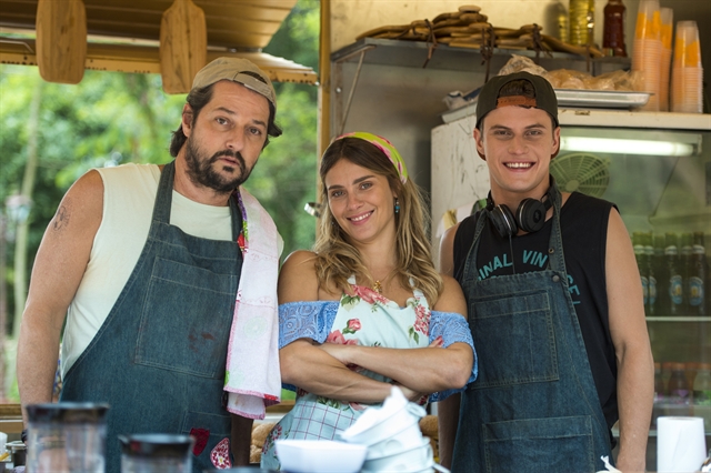 Carolina Dieckmann com Marcelo Serrado e Eduardo Speroni nos bastidores de O Sétimo Guardião (Foto: Globo/Estevam Avellar)