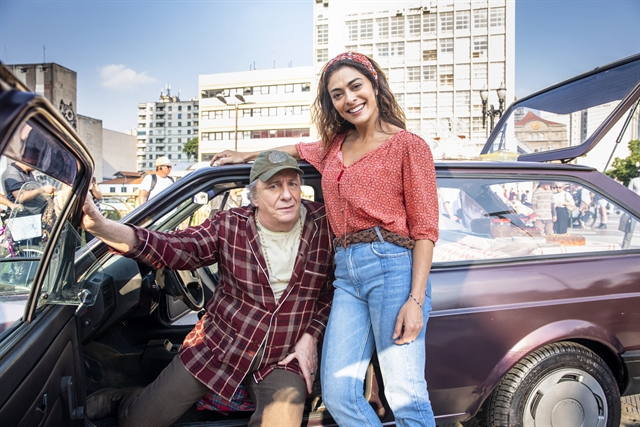 Eusébio (Marco Nanini) e Maria da Paz em A Dona do Pedaço (Juliana Paes) (Foto: Globo/João Miguel Júnior)