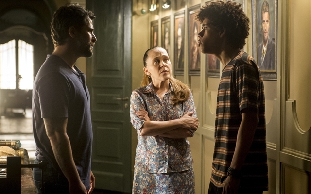 Gabriel (Bruno Gagliasso), Judith (Isabela Garcia) e Feijão (Cauê Campos) em O Sétimo Guardião (Foto: Globo/João Cotta)