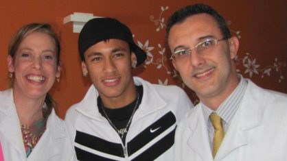 Neymar posa ao lado do médico Herbert Kramer (Crédito: Divulgação/Dr. Herbert Kramer)