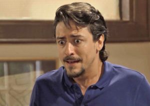 O malandro Jerônimo (Jesuíta Barbosa) irá provar do seu próprio veneno em Verão 90 (Foto: Reprodução/Globo)