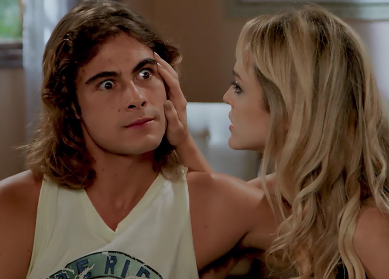 João (Rafael Vitti) se desespera com a descoberta de Manuzita (Isabelle Drummond) na novela Verão 90