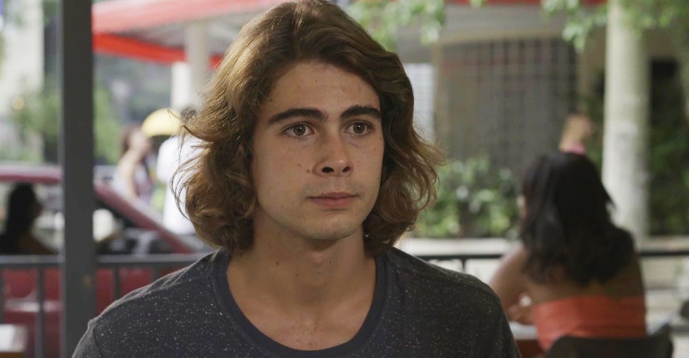 João em cena da novela das 19h da Globo, Verão 90 (Foto: Reprodução)