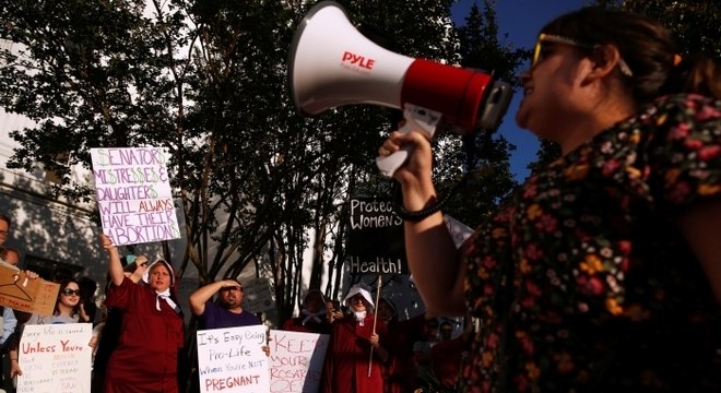 Protestos para derrubar a lei antiaborto na Georgia (Foto: Reprodução)