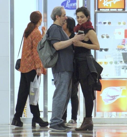 Letícia Sabatella da Globo foi flagrada dando um beijo na boca de Daniel Dantas em um shopping no Rio (Foto AgNews)