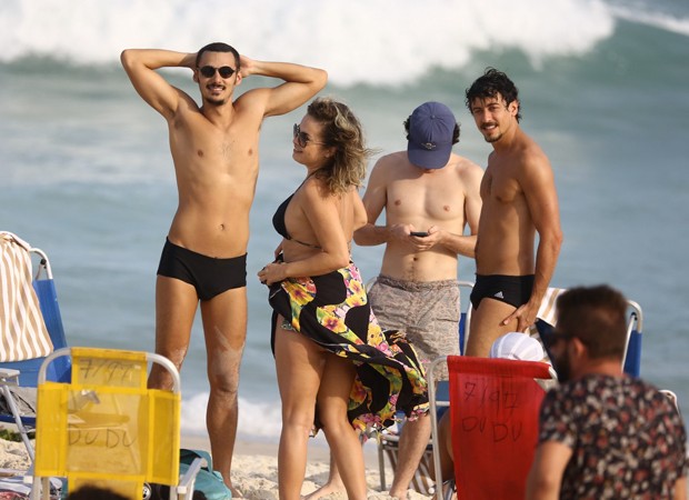 Jesuíta Barbosa é flagrado em praia do Rio de Janeiro de sunga, volume impressiona e público vai a loucura: "que pecado" Foto: Reprodução