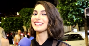 Marina Moschen é a Larissa da novela Verão 90. (Foto: Reprodução)