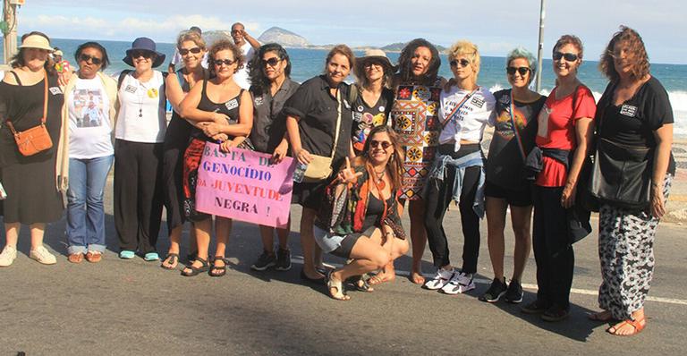 Nanda Costa participa de manifestação na zona sul do Rio com outros famosos (Foto: AgNew)