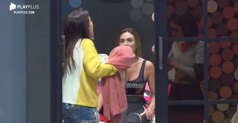 Nicole Bahls e Camila Colombo se estranham no Power Couple (Foto: Divulgação)