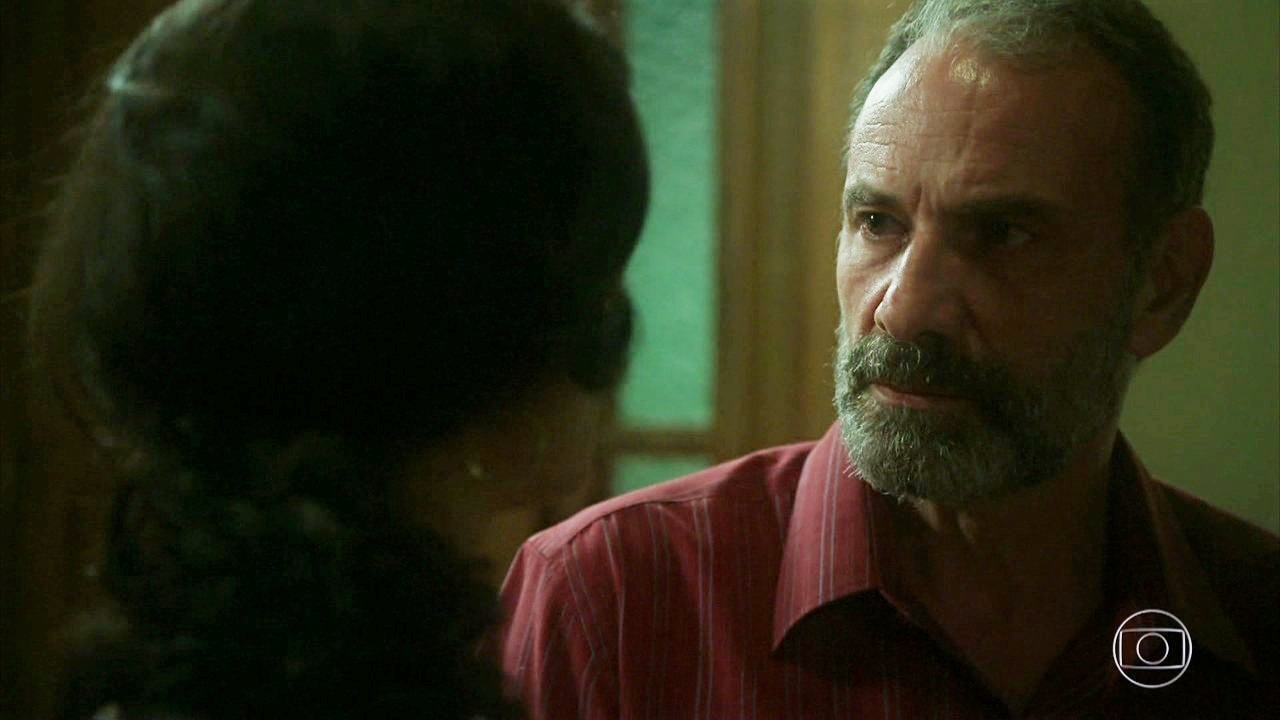 Marco Ricca em cena de Órfãos da Terra como Elias na trama das seis da Globo 