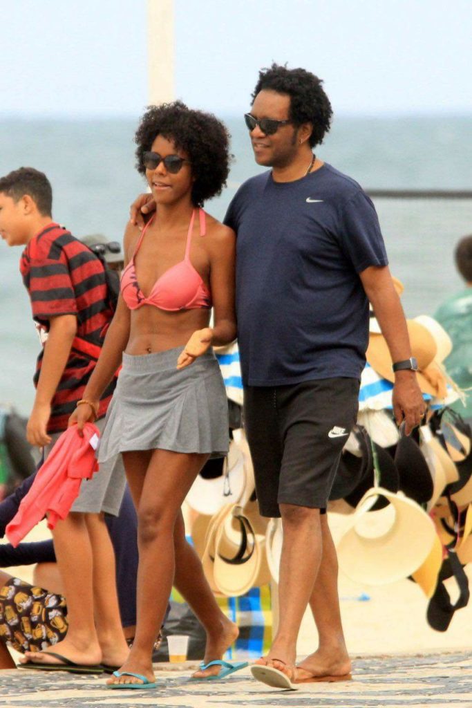 Maju Coutinho acompanhada do marido na praia do Lebron (Foto: AgNews)