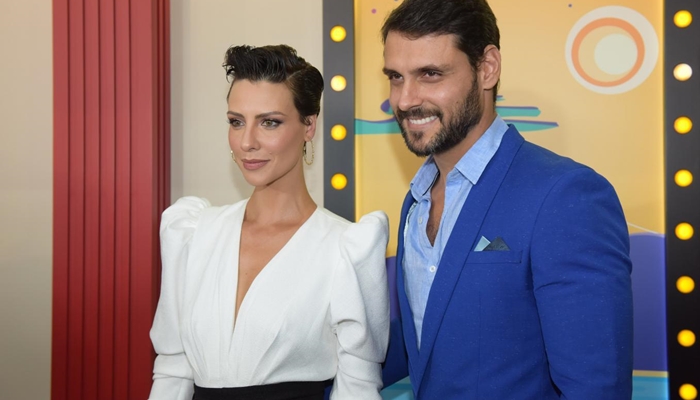 Camila Rodrigues e Felipe Cunha, protagonistas da novela Topíssima (Foto: Blad Meneghel/Record)