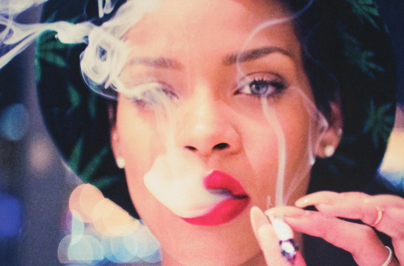 Cantora Rihanna fumando maconha