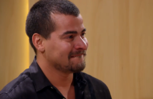 O ator Thiago foi às lágrimas ao falar de tragédia (Foto: Reprodução/Globo)