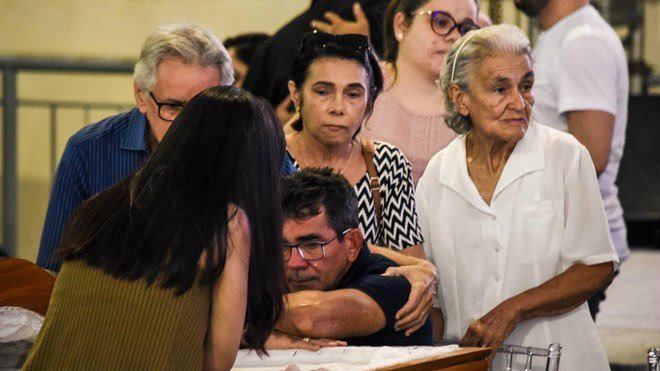 Pai de Gabriel Diniz ao lado do caixão do filho (Foto: Reprodução/ RecordTV)