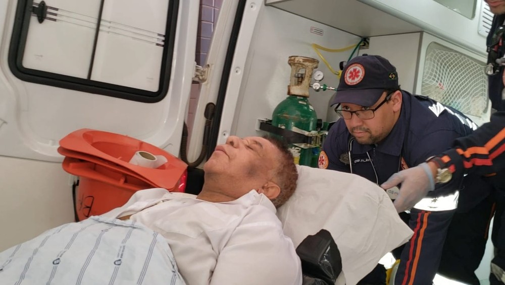 Agnaldo Timóteo foi transferido para um hospital (Foto: Reprodução)