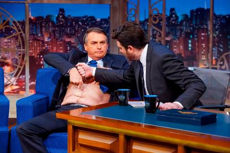 Bolsonaro quebra o protocolo e tira a camisa no The Noite com Danilo Gentili (Foto: Gabriel Cardoso/SBT)