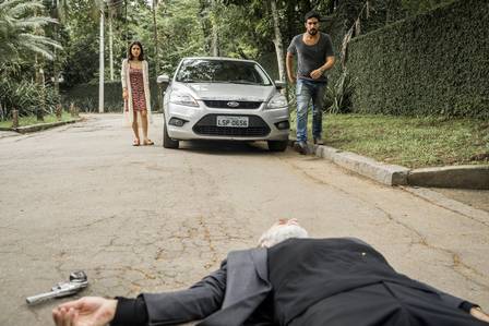 Laila e Jamil vêem Aziz agonizando em Órfãos da Terra (Foto: João Miguel Junior/Rede Globo/Divulgação)