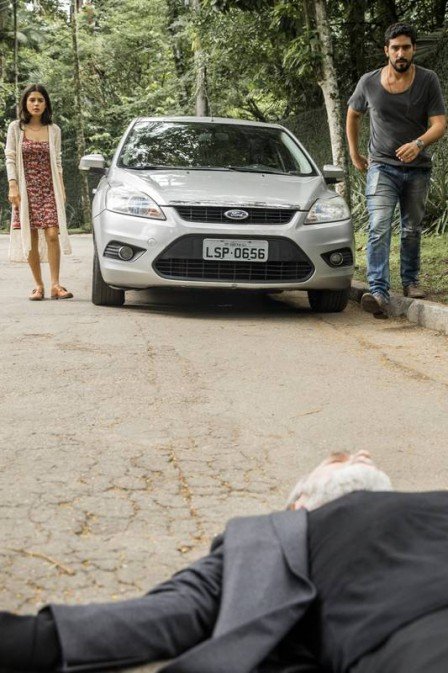 Laila e Jamil vêem Aziz agonizando em Órfãos da Terra (Foto: João Miguel Junior/Rede Globo/Divulgação)