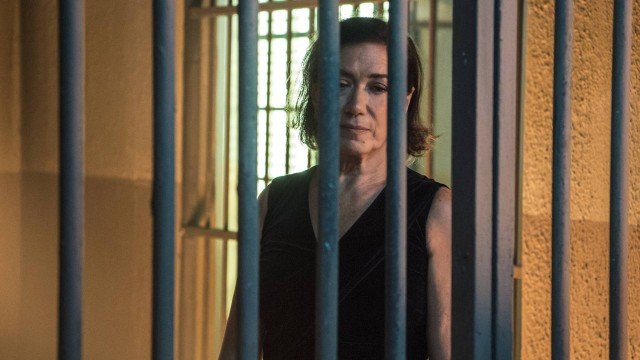 Valentina enjaulada em O Sétimo Guardião (Foto: Estevam Avellar/ Globo/Divulgação)