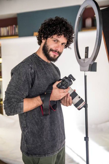 Rainer Cadete é o fotógrafo Téo em A Dona do Pedaço (Foto: João Miguel Junior/ Globo/ Divulgação)