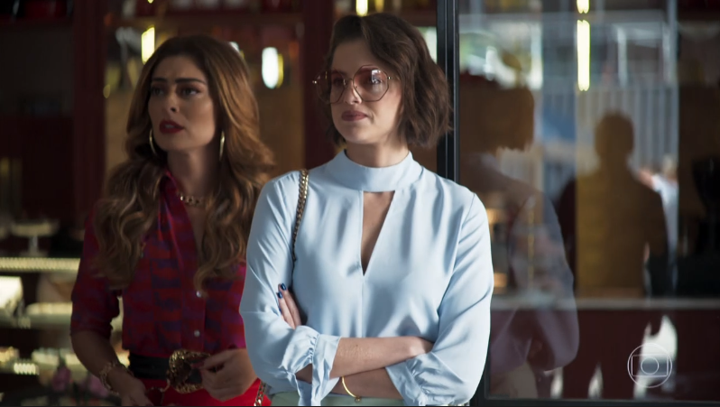 Agatha Moreira (Josiane) com Juliana Paes (Maria da Paz) em A Dona do Pedaço (Foto: Reprodução/Globo)