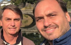 O vereador Carlos Bolsonaro e o presidente Jair Bolsonaro são críticos da Globo (Reprodução: Instagram)