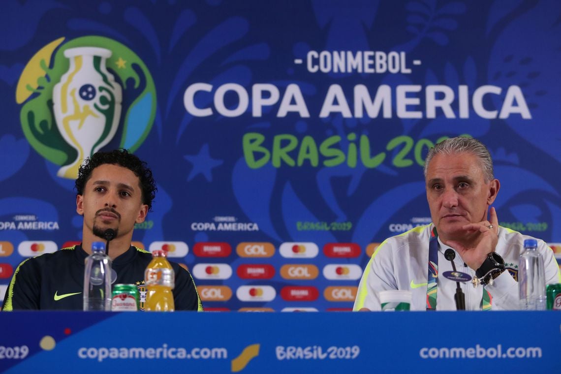 Marquinhos e treinador Tite durante coletiva de imprensa, onde o jogador falou o que acha da saída de Neymar do PSG (Foto: REUTERS/Amanda Perobelli)