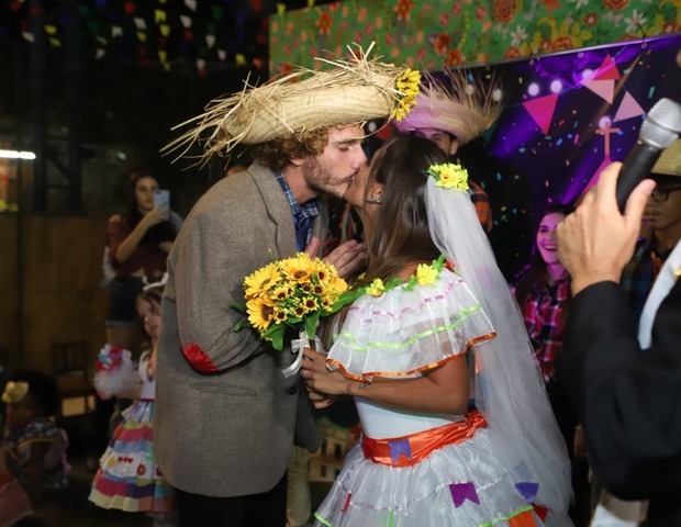 Carol Peixinho e Alan se beijaram após festa (Foto: Daniel Pinheiro/AgNews )