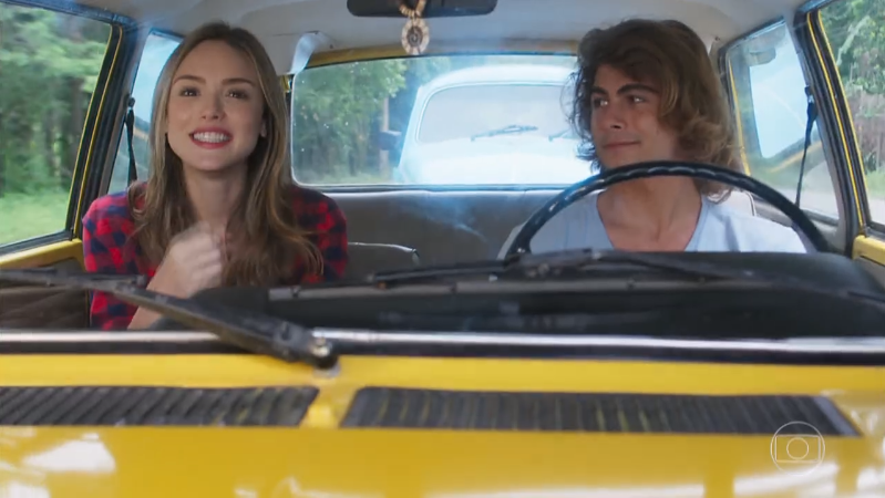 Manu (Isabelle Drummond) e João (Rafael Vitti) na Brasília Amarela que encerrará Verão 90 (Foto: Reprodução/Globo)