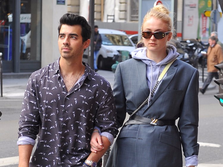 O cantor Joe Jonas e sua esposa Sophie Turner se casaram novamente em Paris (Foto: Reprodução)