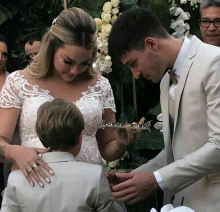 Carol Dantas com o marido, Vinícius Martinez, e Davi Lucca em seu casamento (Foto:Reprodução/Instagram)