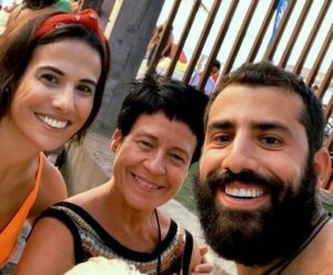 Kaysar Dadour com Gabi Costa e Thelma Guedes nos bastidores de Órfãos da Terra (Foto: Reprodução)