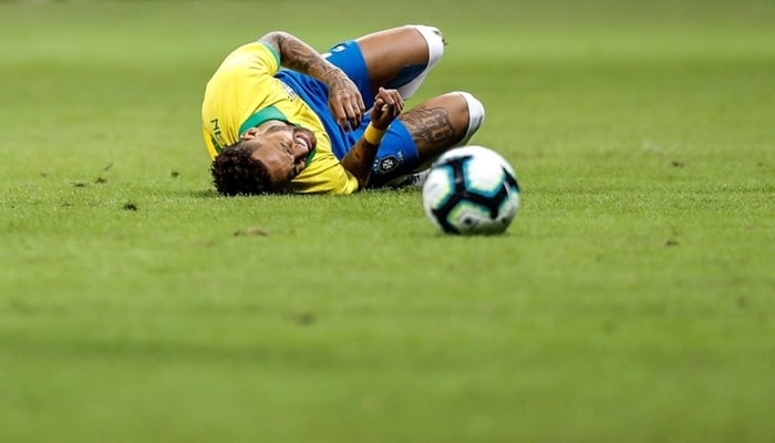 Neymar se machucou em campo durante amistoso entre Brasil x Catar (Foto: Antonio Lacerda/EFE)