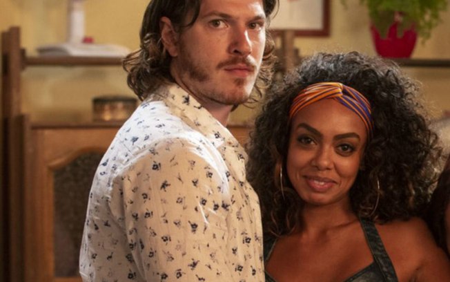 Quinzinho e Dandara em cena de Verão 90 (Foto: Reprodução)