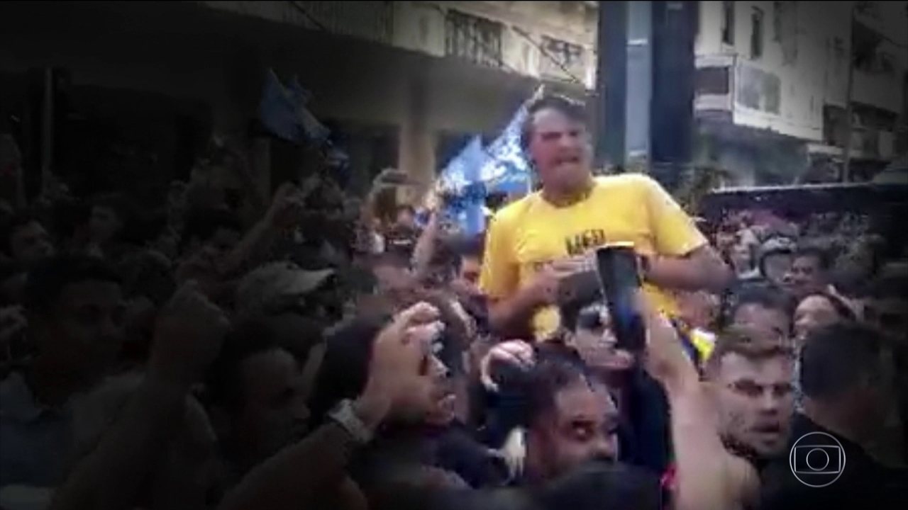 Jair Bolsonaro levou facada em Juiz de Fora, em Minas Gerais, por Adélio Bispo (Foto: Reprodução/TV Globo)