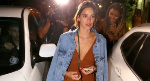 Bruna Marquezine resolveu mandar um recado para os amigos  (Foto: AgNews)