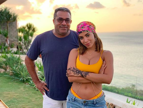 Pai de Anitta em Bali com a filha e o genro Pedro Scooby Foto: Reprodução