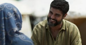 Hussein (Bruno Cabrerizo) volta para Órfãos da Terra da Globo (Foto: Reprodução)