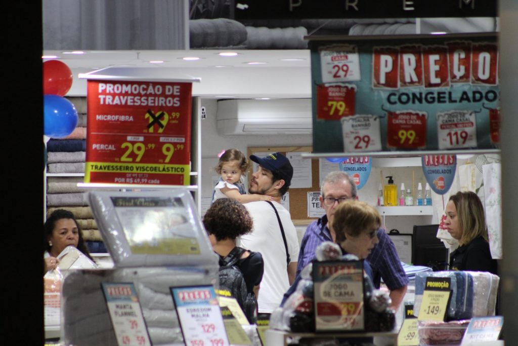 José Loreto é flagrado passeando com sua filha Bella, fruto do seu relacionamento com Débora Nascimento (Foto: AgNews)