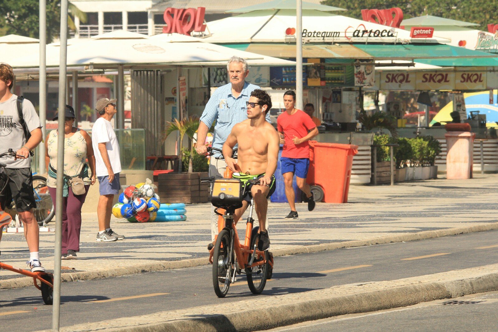 Ator da Globo, José Loreto na praia do Rio de Janeiro (AgNews)