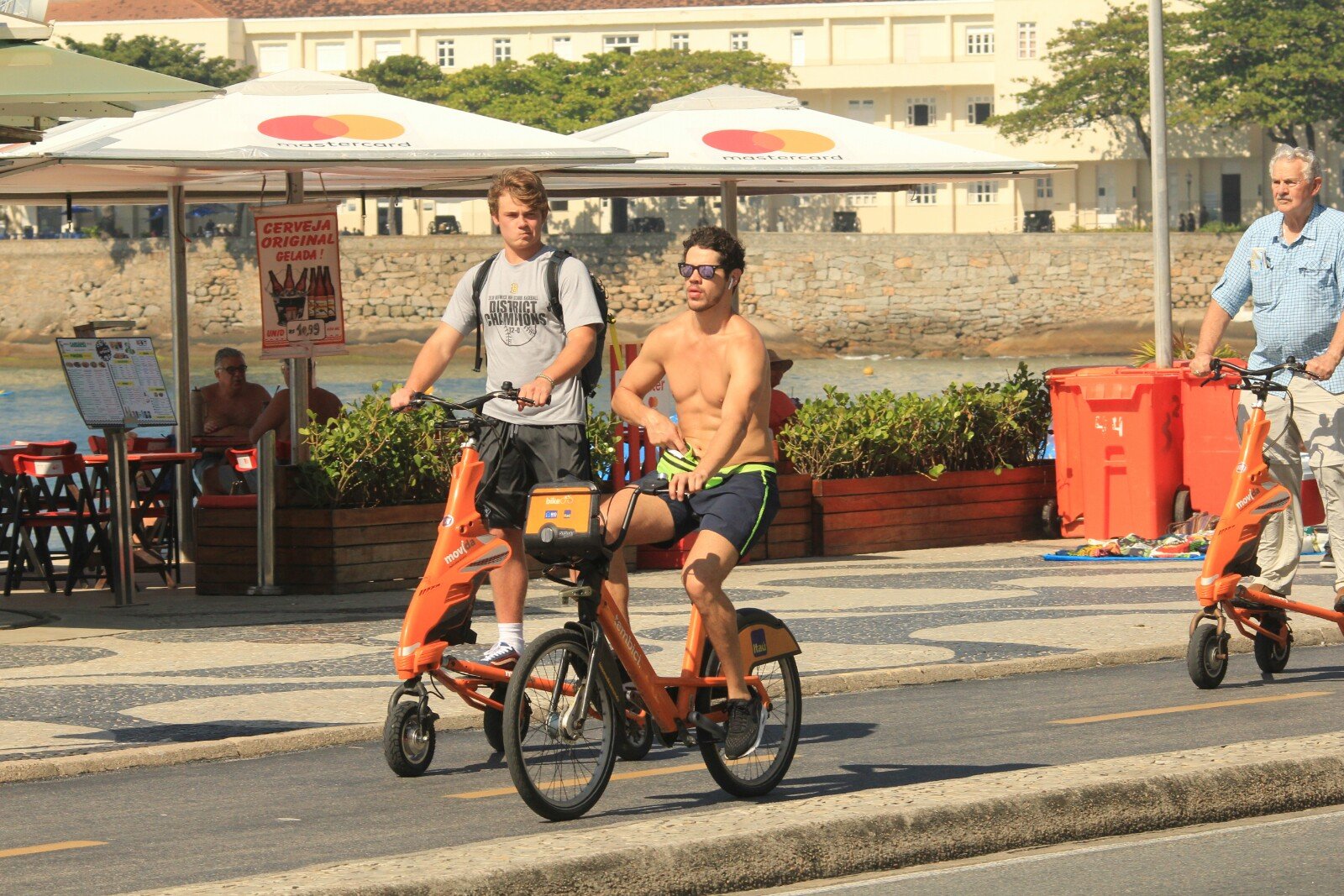 Ex-marido de Débora Nascimento curtindo uma tarde ensolarada na praia de Copacabana (AgNews)