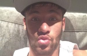 Imagem do post Neymar é flagrado beijando muito em festa de amigo, dias após escândalo com Najila Trindade