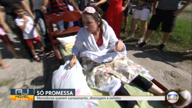 Susana Naspolini surgiu ao vivo em cama, na rua, apenas de pijama e pantufa - Foto: Reprodução/TV Globo